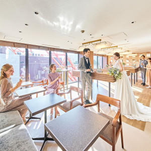 【受付ロビー Wedding Bar】ご招待ゲスト様は会話が弾む心地よい空間！|The Place of Tokyo（ザ プレイス オブ トウキョウ）の写真(35320121)