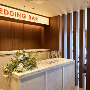 【受付ロビー Wedding Bar】ご招待ゲスト様の受付待合席もオシャレなフォトスポット♬|The Place of Tokyoの写真(35320120)