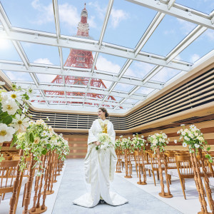 澄んだ青空と東京タワーと和装は唯一無二のコラボレーション！木目と純銅が煌びやかなチャペルは和装が映えます♬|The Place of Tokyoの写真(35313619)