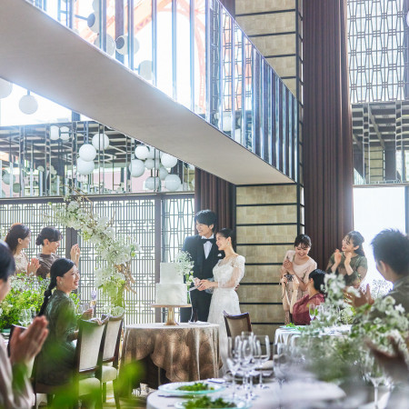 華やかなウェディングにふさわしい、祝福の舞台
5mもの高さを誇る、天井から足元まで全面をガラス張りにした大きな窓
その向こうに迫る東京タワーが印象深いバンケットルーム