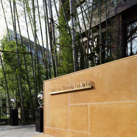 エントランスには緑が生い茂り、東京の中心港区にありながら落ち着いた癒し空間|The Place of Tokyo（ザ プレイス オブ トウキョウ）の写真(339134)