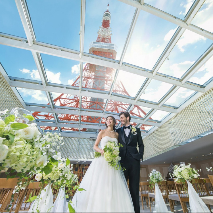 東京タワーの見えるチャペル 天井の窓ガラス越しに東京タワーが見え 驚きと感動を味わえる天 口コミ 評判 The Place Of Tokyo ウエディングパーク