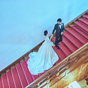 赤い絨毯に純白のウエディングドレスが際立つ瞬間|奈良ホテルの写真(38527925)