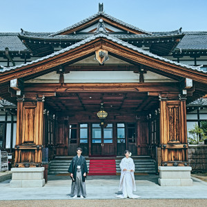 創業百年を超える本館正面玄関の前で|奈良ホテルの写真(38528036)