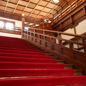 白無垢やドレスが映える赤絨毯の階段|奈良ホテルの写真(830516)