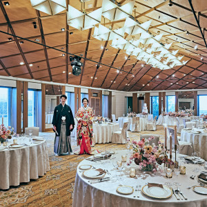 空間を温かく包み込む船底天井が印象的で、やわらかいナチュラルな光を感じる【金剛の間】|奈良ホテルの写真(38527776)