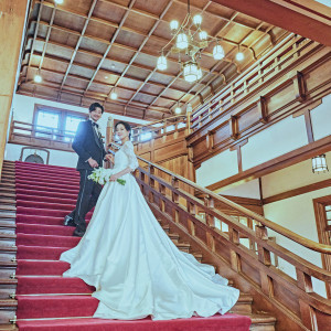 木造造りに映えるレッドカーペッドが印象的な大階段|奈良ホテルの写真(38527930)