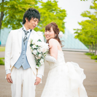 【フリーチョイスタイプ】店頭からお好きな衣装が着られるプランもございます。新郎1点・新婦1点・ヘアメイク・小物付。12万円（税別）。