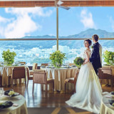 17階から望むパノラマビューと窓の多い会場にモダンなインテリアが温かみも添えてくれている