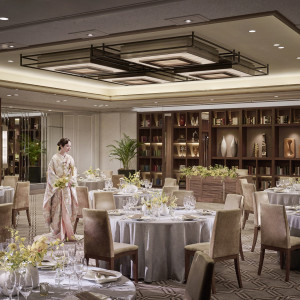 ダークウッドを基調とした「ミッドタウン」は和と洋を融合させたモダンオリエンタルな空間。|THE MARCUS SQUARE KOBE（ザ マーカス スクエア 神戸）の写真(55496951)