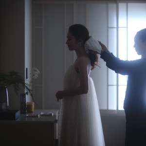 ブライズルームにてお支度スタート。館内移動だけのため朝はゆっくり。|THE MARCUS SQUARE KOBE（ザ マーカス スクエア 神戸）の写真(55497431)