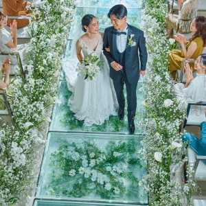 季節の花が敷き詰められたガラスのバージンロード|THE MARCUS SQUARE KOBE（ザ マーカス スクエア 神戸）の写真(50851514)