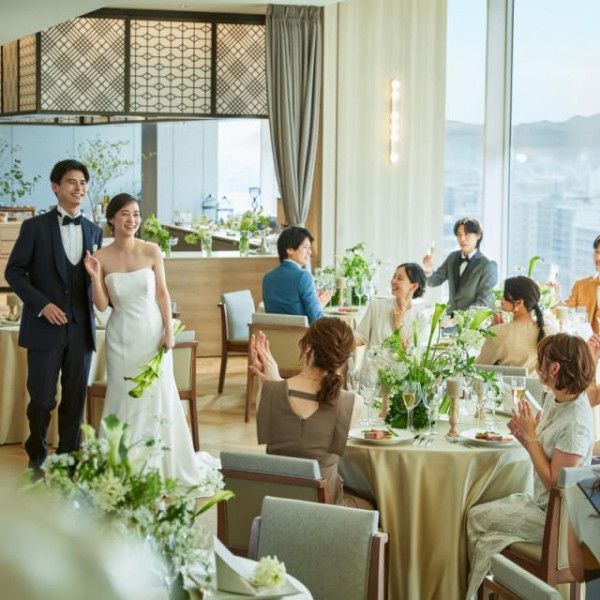 17階から望むパノラマビューに感激！窓の多い会場にモダンなインテリアが温かみも添えてくれている