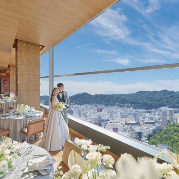 17階から望むパノラマビューに感激！窓の多い会場にモダンなインテリアが温かみも添えてくれている