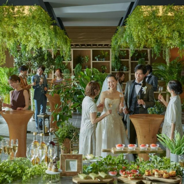 心地よいガーデンでゲストをお出迎え。ふたりのテーマを決めてフラワー＆アイテムでお洒落に楽しもう！