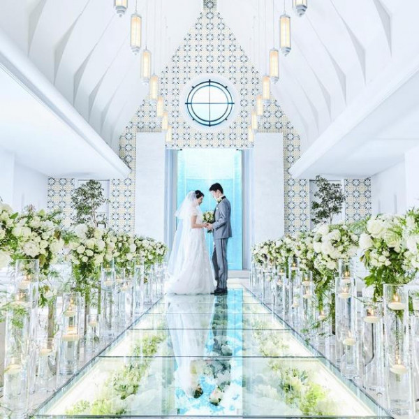 天井8メートルの白を基調とした空間に季節の花々を敷き詰めたガラスのバージンロードが輝く独立型チャペル