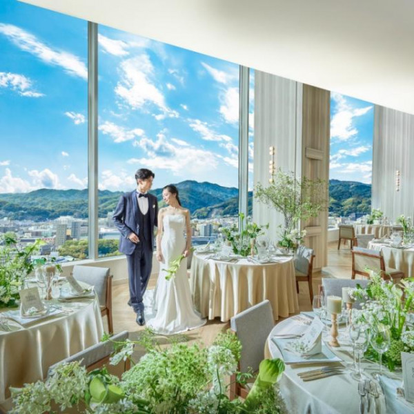 17階から望むパノラマビューに感激！窓の多い会場にモダンなインテリアが温かみも添えてくれている