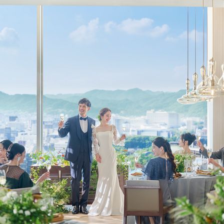 神戸の海と山、両方の景色を楽しめる最上階のグリルテーブル。パノラマの窓には六甲の山並が、反対側の窓には神戸の海が広がる。|THE MARCUS SQUARE KOBE（ザ マーカス スクエア 神戸）の写真(55497061)