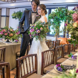 フローリストが季節のイベントに合わせた装飾、結婚式のテーマに合わせた装飾