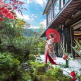 前撮りでは結婚式とは別の衣裳・演出で撮影。京都ロケーションでの前撮りも