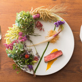 「美味しい」は「嬉しい」。会場内のオープンキッチンからお届けする料理はどれも出来たて。お二人の大切なゲストへ一番美味しいタイミングでサーブ。