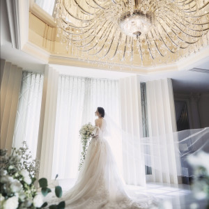 シャンデリアの華やかさと天窓から差し込む陽光が、洗練された花嫁の姿をより美しく魅せる|アンジェリオン オ プラザ 東京（Angelion au plaza TOKYO）の写真(31482223)