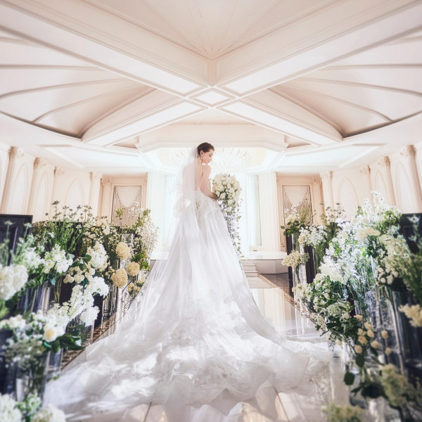 京橋駅直結＆東京駅徒歩5分。
気品と寛ぎを掛け合わせた空間で、美食と歓談をたのしむ1日を。