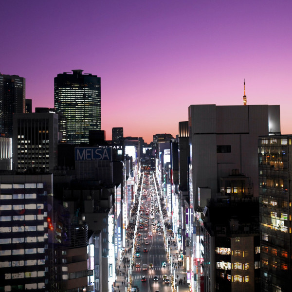 中央通りが臨めるロビーには、都心の夜景が広がる