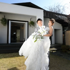 ドレスでお姫様抱っこが夢だったという花嫁さまも多いです！|THE LITTLE WEDDING 一の糸（ザ リトルウェディング 一の糸）の写真(11732229)