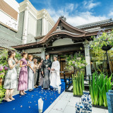【清雅の間】の正面の庭園には雅楽の舞台を備えています