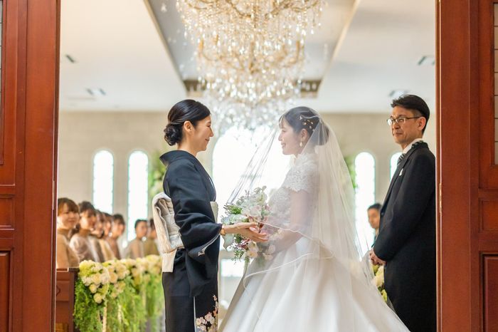 ＜自然光が照らす会場＞少人数で過ごす空間