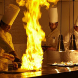 披露宴会場に設けられたオープンキッチンでは「フランベ」など、料理の演出も大人気です!