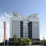 ノートルダム神戸の正面写真です、こちらでは2つの大聖堂と6つの披露宴会場がご用意しております。また150台まで対応可能な平面駐車場はご来館の際に無料でご利用いただけます。