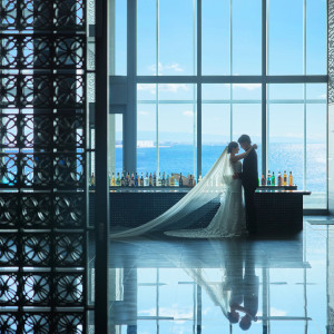 最上階の待合ラウンジではテラスから神戸の景色を一望できます|ノートルダム神戸/FIVESTAR WEDDINGの写真(50904691)