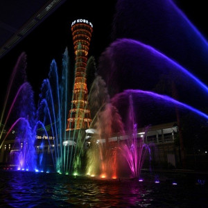 7色に輝く噴水は、まるで虹のよう|ノートルダム神戸の写真(367108)