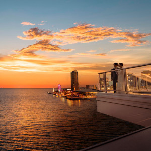 徐々に茜色に染まる美しい夕景。どこまでも広がる空が徐々に茜色に染まる美しい光景は、きっと生涯忘れられないものになる。|ノートルダム神戸/FIVESTAR WEDDINGの写真(39998509)