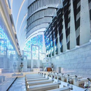 透明感のあるブルーのステンドグラスが幻想的な光で大聖堂を満たし、幸せの色「サムシングブルー」に包まれる空間は神聖な空気が漂う|ノートルダム神戸の写真(33106127)