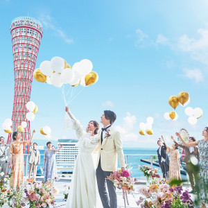 宝石をイメージした純白の煌びやかな空間。煌めくシャンデリアと透明感のあるデザインが印象的。
どんなコーディネートも上品に仕上がるリュクスな会場。|ノートルダム神戸/FIVESTAR WEDDINGの写真(50732529)