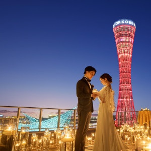 神戸の海と山々を一望できるハーバーランド。祝福の場にふさわしい絶好のロケーションは訪れる全ての人を魅了する|ノートルダム神戸/FIVESTAR WEDDINGの写真(50898937)