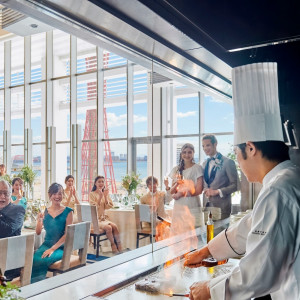 すべての会場にオープンキッチンが併設。実績と経験に裏付けられた料理はゲストからも高い満足度。|ノートルダム神戸の写真(5048568)