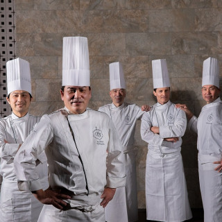 熟練の料理長たちが、匠の調理技術を駆使し、 一品一品の見立てや味を忠実に料理へ表現。