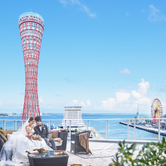集合写真は地上30mのスカイコートで神戸港バックに