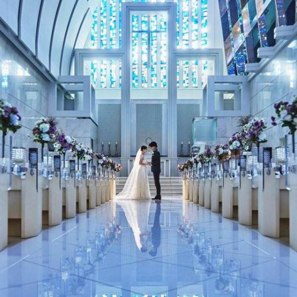 青いステンドグラスが輝く大聖堂は夏の暑さをわすれさせてくれる爽やかな空間に