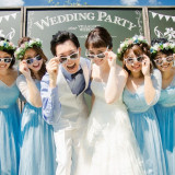 新郎新婦を囲んでワイワイと♪
サングラスなどのアイテムを使ってゲストとの楽しいひと時を!