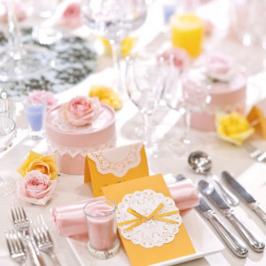 ピンクのバラをちりばめてテーブルを華やかに|ヴィラルーチェの写真(428989)