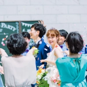 ゲストのみなさんから祝福されるフラワーシャワー♡
幸せな瞬間を写真やビデオに残したいシーンのひとつ。|ヴィラルーチェの写真(3159358)