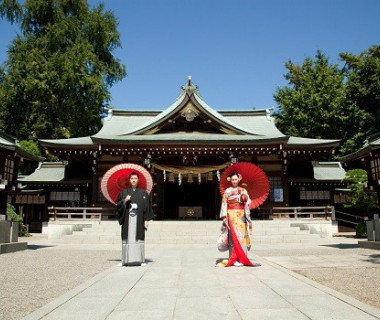 隣接する水前寺公園内出水神社にて