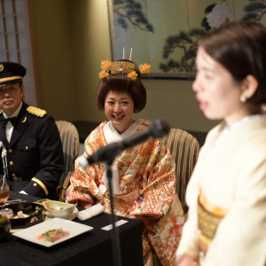 ゲストと近い距離でスピーチを聞く新郎新婦|旅亭 松屋本館Suizenji（旅亭 松屋本館すいぜんじ）の写真(5571598)