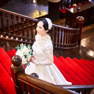 赤い絨毯は純白の花嫁を一層引き立てます