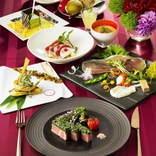 おふたりの出身地の名産を使った料理や思い出の料理など、ゲストの印象に残る料理でおもてなしを